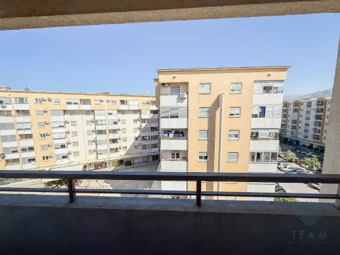 Pogled sa balkona na okolne stambene zgrade. - image 10