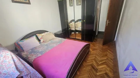 Spavaća soba sa bračnim krevetom, garderoberom i parketom na podu. - image 10