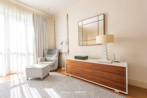 Udoban kutak za sjedenje sa foteljom, komodom i ogledalom u dnevnoj sobi. - image 30