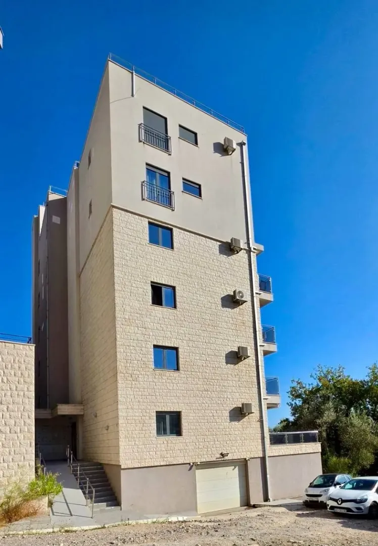 Izdavanje, dvosoban stan, 86m², Bečići, Budva