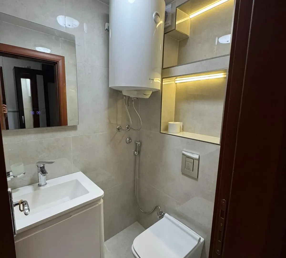 Izdavanje, trosoban stan, 92m², Krivi Most, Podgorica