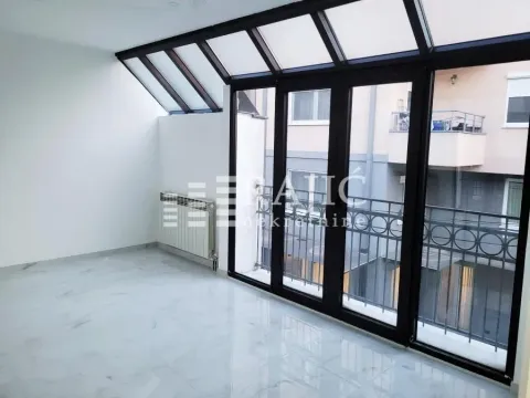 Empty room with light tiles and a large glass roof and windows. - image 12