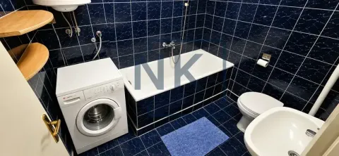 Kupatilo opremljeno kadom, umivaonikom, WC šoljom i veš mašinom. - image 13