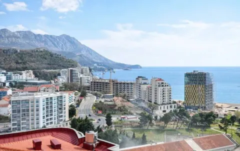 Pogled sa prozora na grad, obalu i planine u pozadini. - image 9