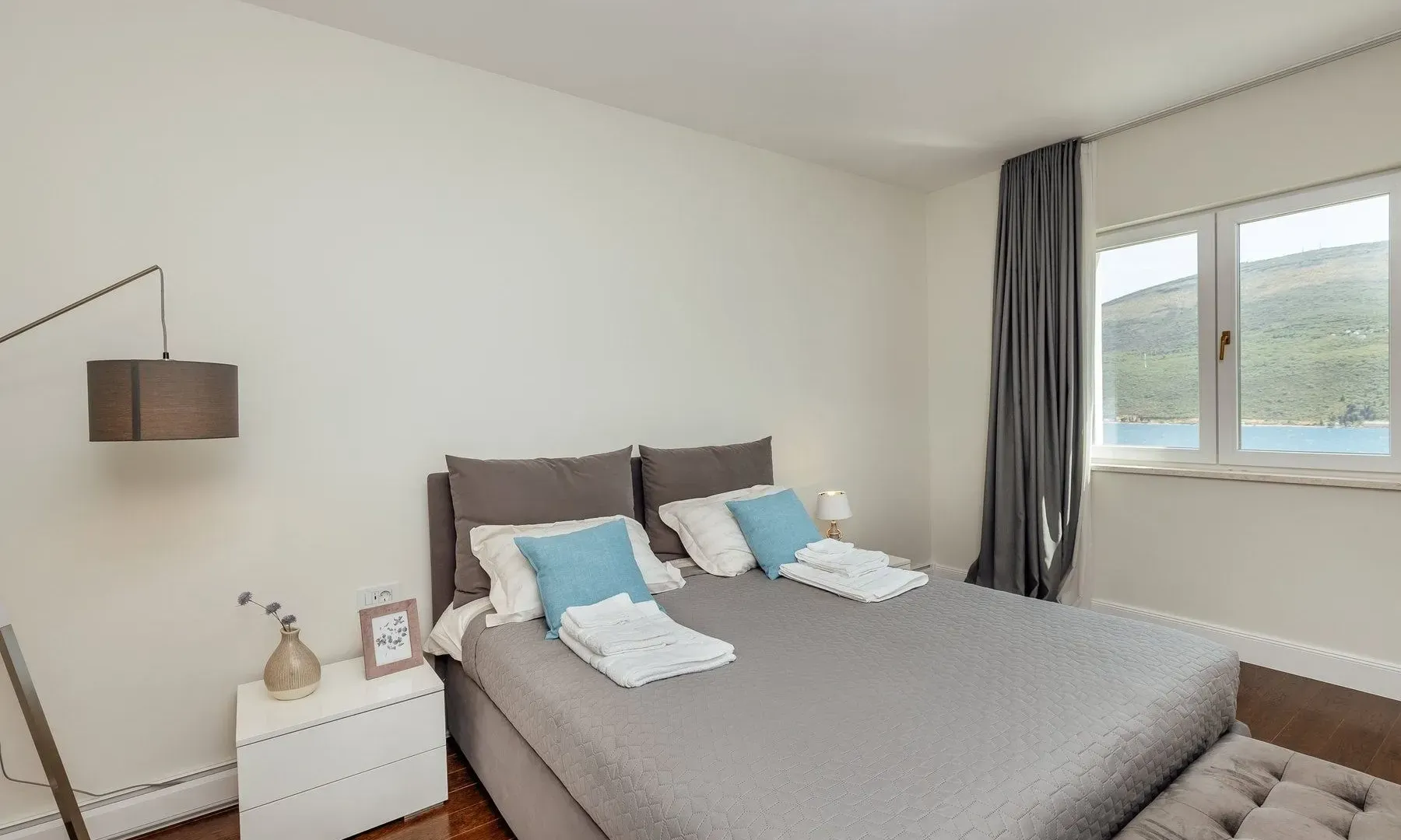 Prodaja, trosoban stan, 226m², Bunovići, Kotor