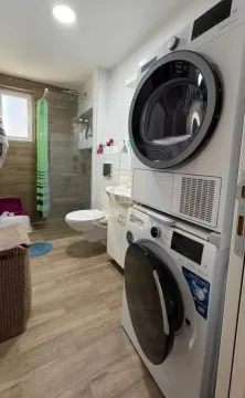Kupatilo opremljeno sanitarijama i ugrađenom mašinom za pranje i sušenje veša. - image 11