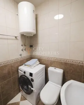 Kupatilo opremljeno sanitarijama, mašinom za veš i bojlerom. - image 6
