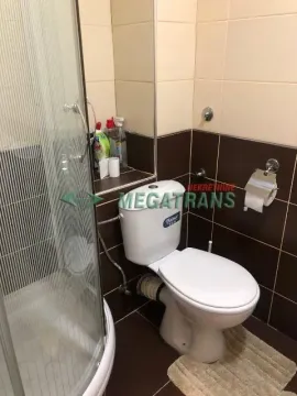 Kupatilo sa tuš kabinom i wc šoljom. - image 8