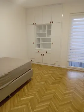 Svjetla spavaća soba sa ugradnim plakarom i parketom. - image 6