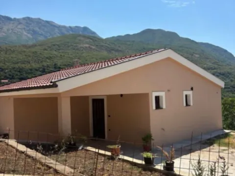 Izdavanje, kuća, 100m², Sutvara, Kotor