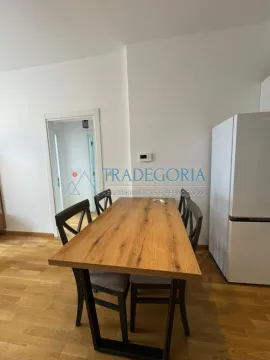 Trpezarijski sto sa stolicama u dnevnoj sobi. - image 15