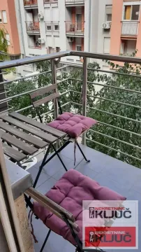 Manji namešteni balkon sa stolom i dve stolice. - image 8