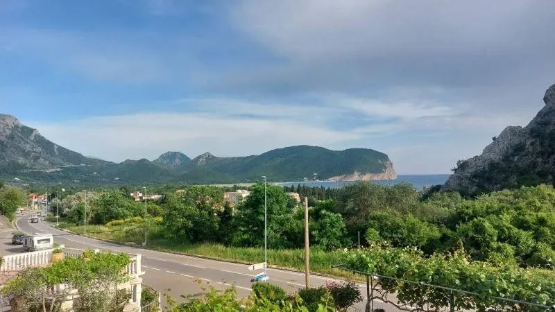 Izdavanje, dvosoban stan, 65m², Petrovac, Budva