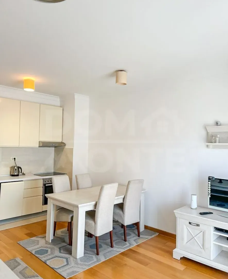 Izdavanje, dvosoban stan, 65m², Tivat, Crna Gora