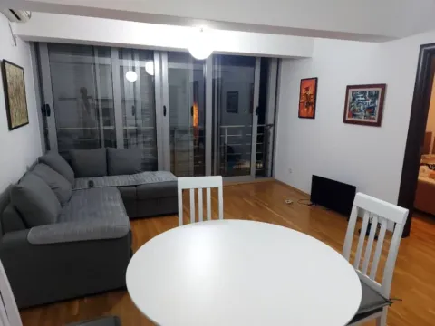 Izdavanje, jednosoban stan, 42m2, Centar, Bar