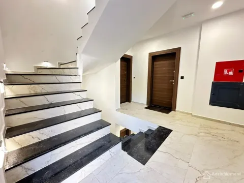 Prodaja, četvorosoban stan, 126m², Centar, Tivat - image 18