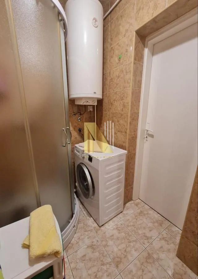Kupatilo sa tuš kabinom, bojlerom i veš mašinom.