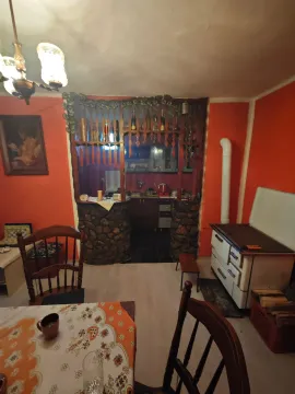 Trpezarija sa pogledom na kuhinju i peć na drva. - image 20