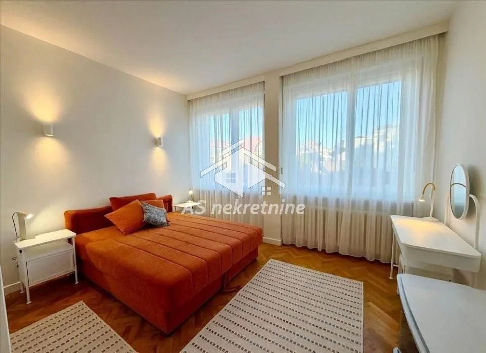 Bedroom with a large double bed and a desk.