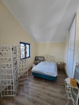 Spavaća soba sa bračnim krevetom, bijelim ormarom i paravanom. - image 10