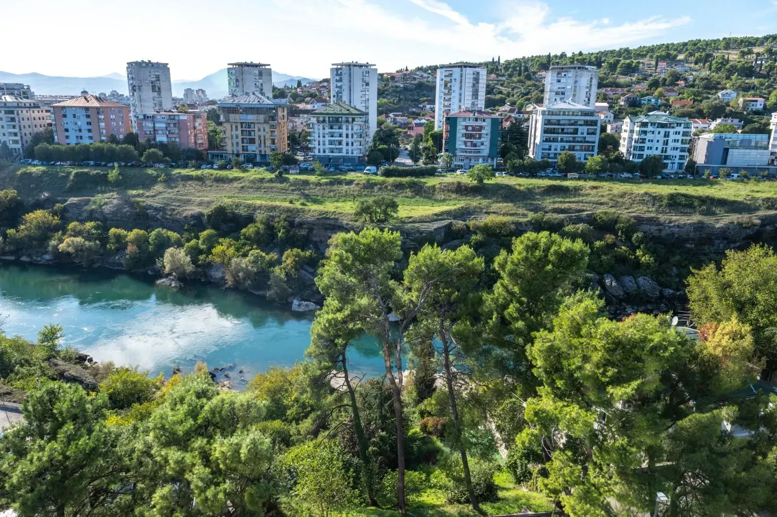 Pogled iz apartmana na rijeku i gradsko naselje.
