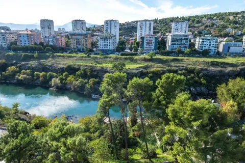 Pogled iz apartmana na rijeku i gradsko naselje. - image 11