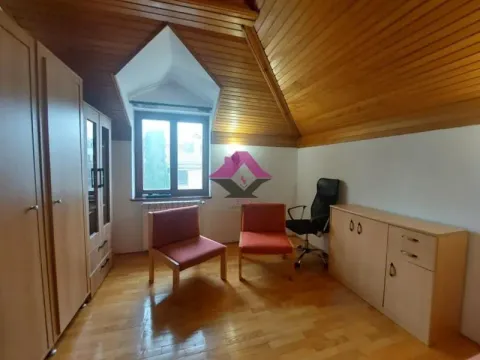Potkrovlje sa drvenim krovom, parketom, nameštajem i prozorom. - image 15