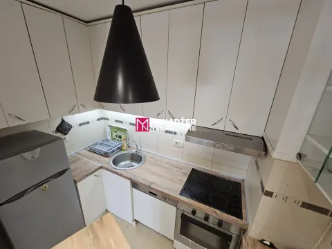 Kompaktna kuhinja sa bijelim elementima, ugradnom rernom i frižiderom. - image 5