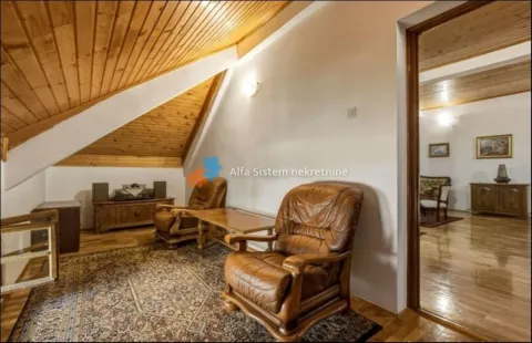 Dnevna soba sa drvenim krovom i kožnim foteljama. - image 21