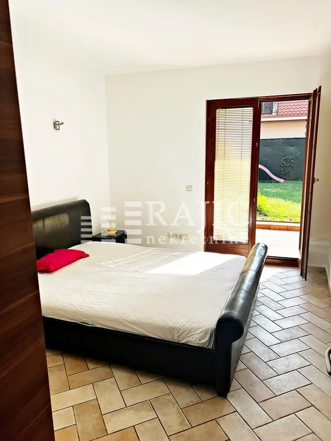 Bedroom with a double bed and access to the terrace.