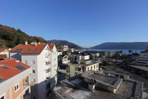 Pogled sa visine na stambene zgrade, more i planine u daljini. - image 3