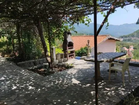Popločano dvorište sa terasom, roštiljem i pogledom na planine. - image 6