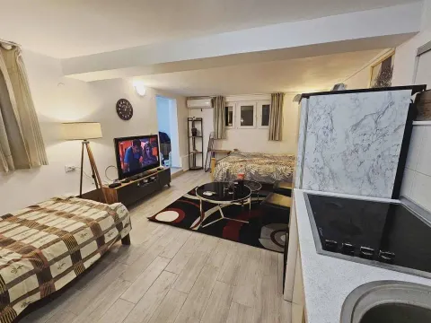 Izdavanje, stan, 32m², Tivat, Crna Gora - image 1