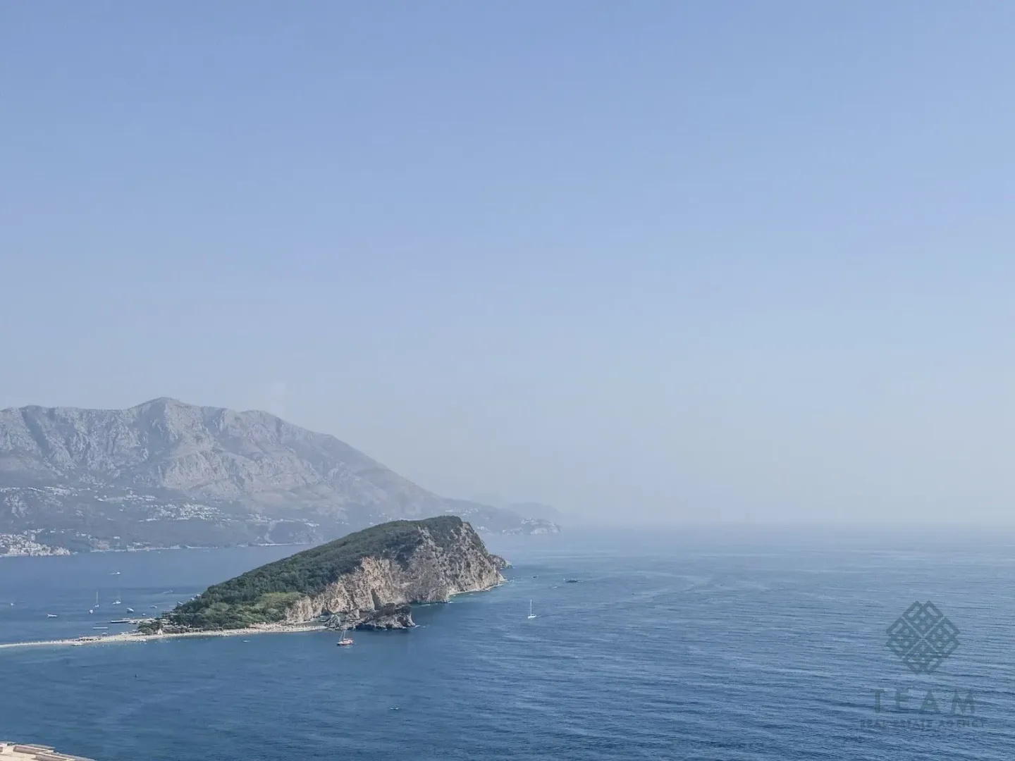 Pogled sa nekretnine na more i ostrvo.