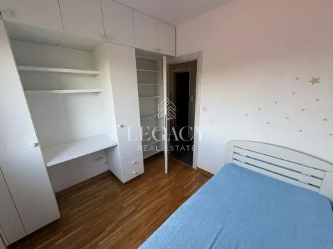 Nameštena spavaća soba sa krevetom, ugradnim plakarom i radnim stolom. - image 3