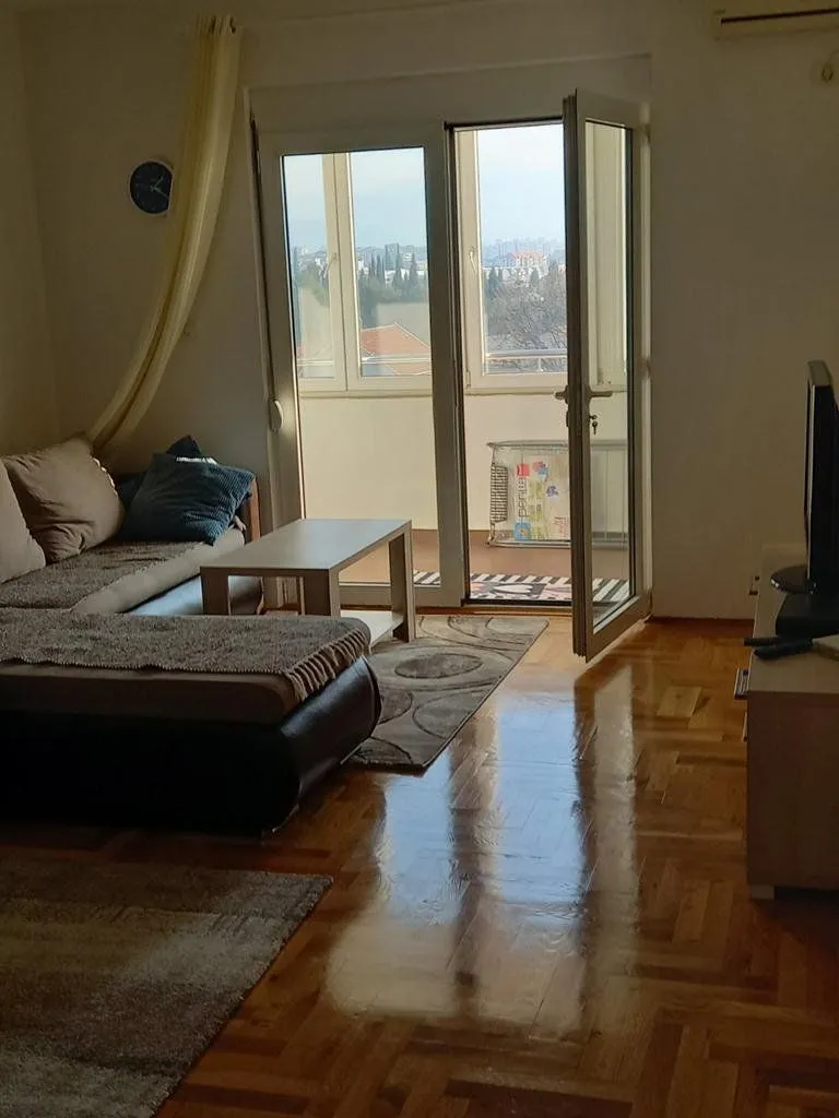 Izdavanje, dvosoban stan, 67m², Podgorica, Crna Gora
