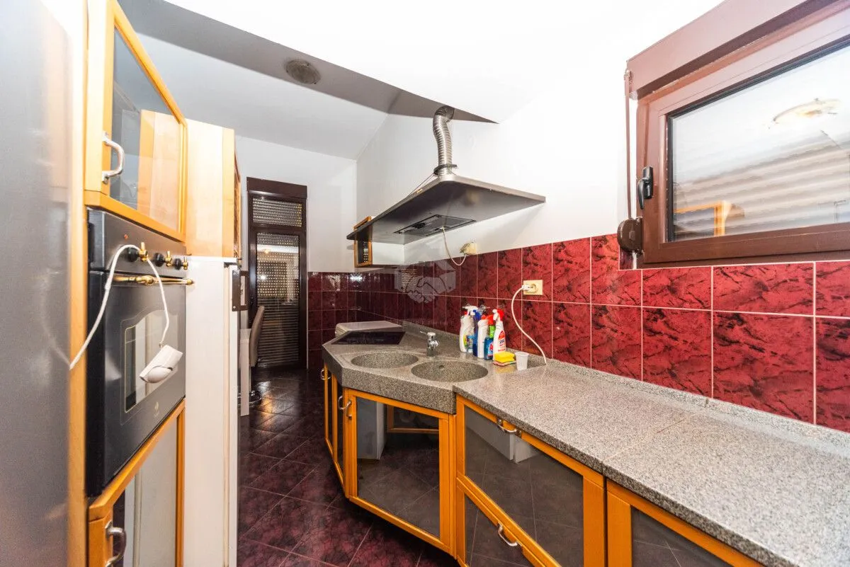 Izdavanje, kuća, 380m², Gorica C, Podgorica