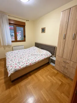 Namještena spavaća soba sa bračnim krevetom, ormarom i drvenim parketom. - image 9