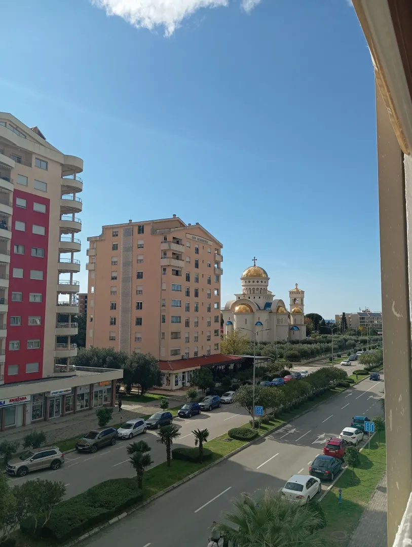 Pogled na gradsku ulicu i crkvu sa prozora.