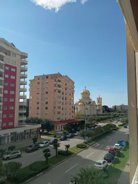Pogled na gradsku ulicu i crkvu sa prozora. - image 5