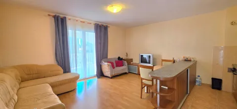 Dnevni boravak sa garniturom, trpezarijskim stolom i kuhinjskim šankom. - image 4