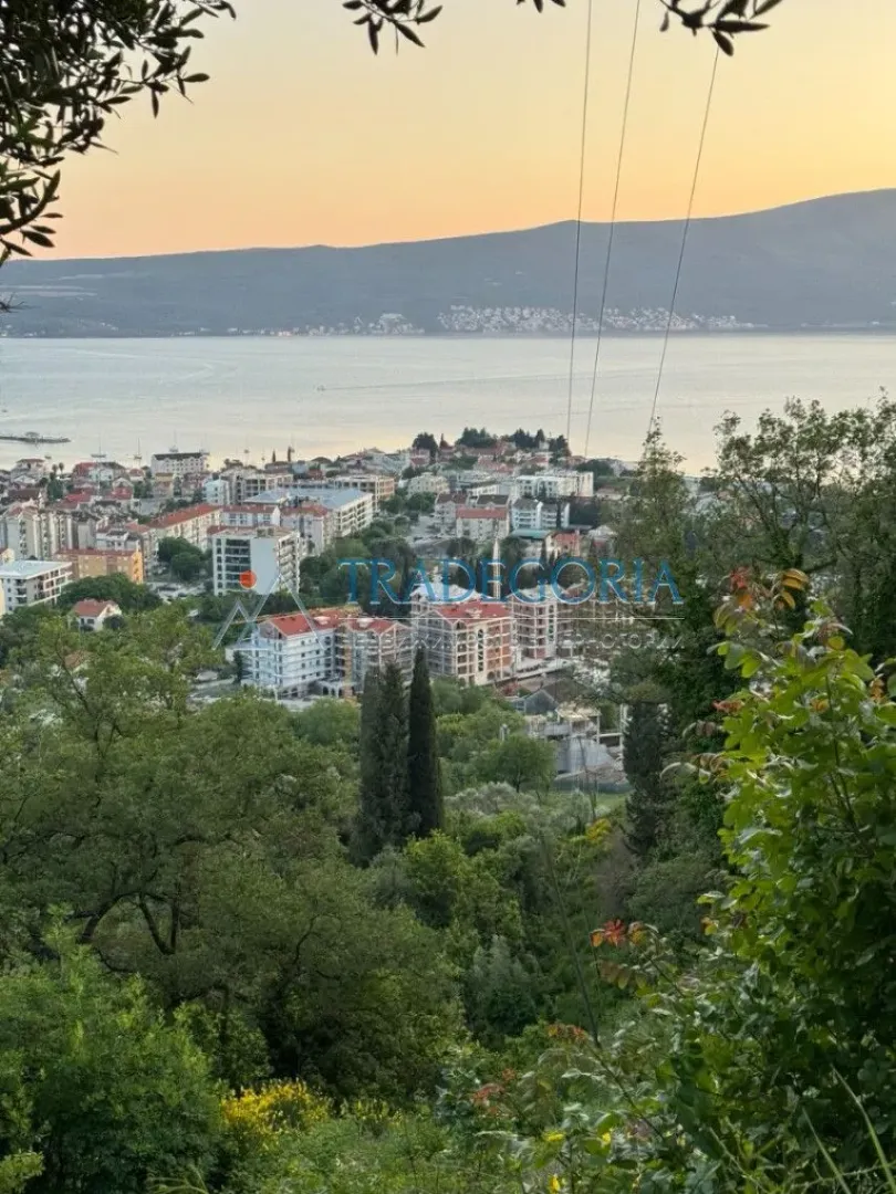 Pogled na more i grad sa uzvišenja.