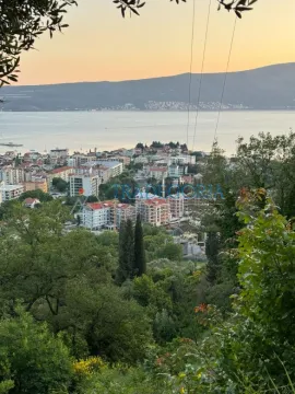 Pogled na more i grad sa uzvišenja. - image 12
