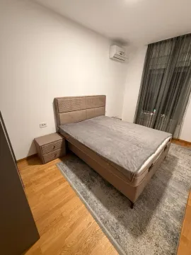 Namještena spavaća soba sa bračnim krevetom, noćnim stočićima i klima uređajem. - image 11