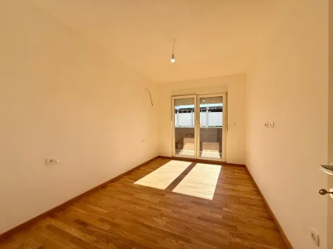 Prazna soba sa drvenim podom i izlazom na terasu. - image 9