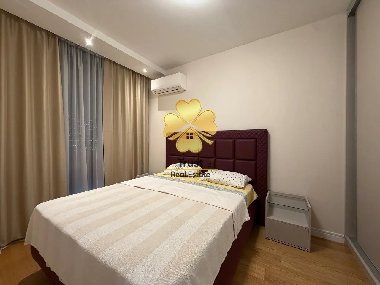 Furnished bedroom with a double bed.