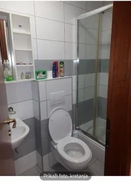 Jednostavno kupatilo sa tuš kabinom, toaletom i malim umivaonikom. - image 3