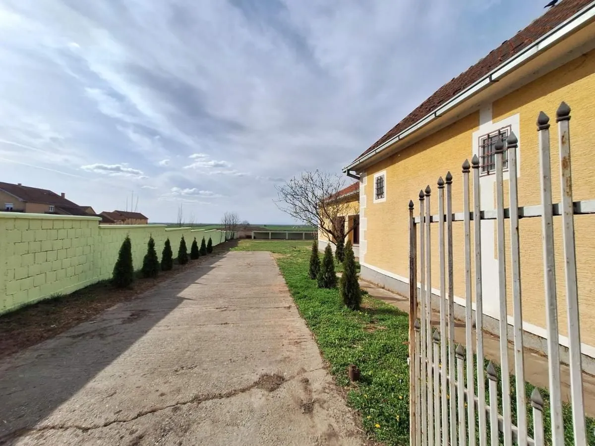 Prodaja, kuća, 412m², Belegiš, Stara Pazova