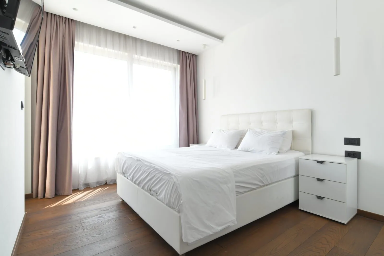 Izdavanje, trosoban stan, 145m², Centar, Budva