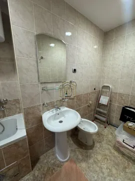 Kupatilo opremljeno umivaonikom, bideom, ogledalom i pločicama na zidovima. - image 16